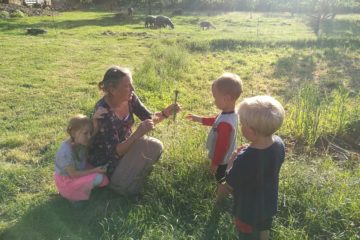 Z trávy mohou děti ve školce plést různé postavičky.