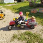 Jízda na dětském traktoru