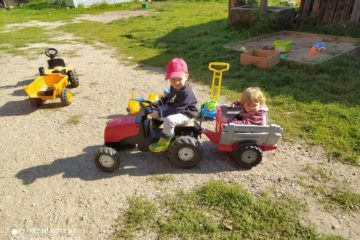 Jízda na dětském traktoru