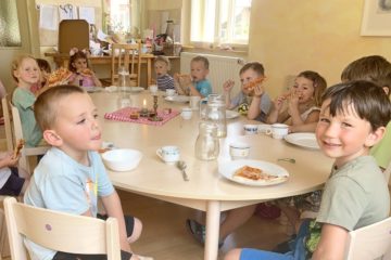 Dětská skupina u oběda